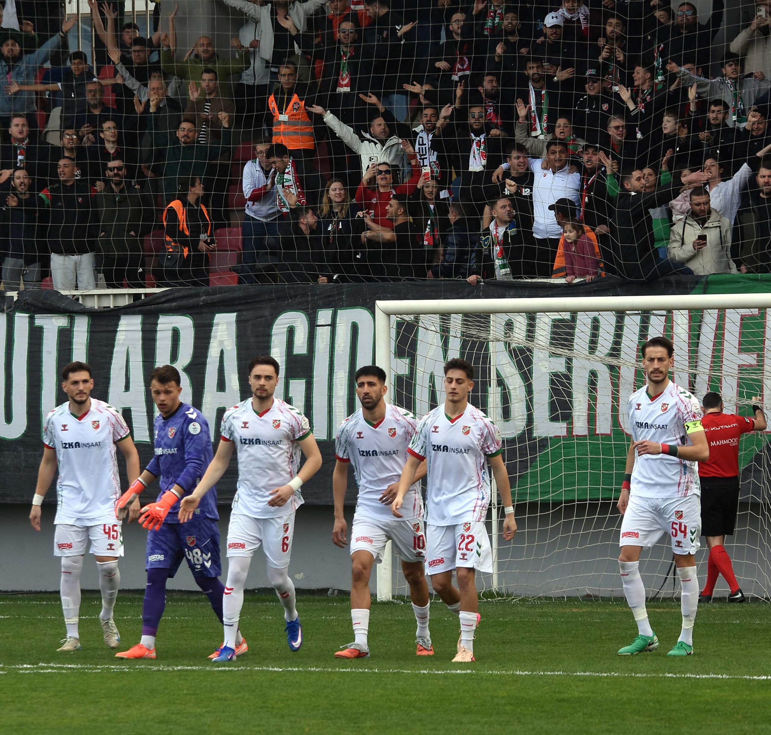 TFF 3’üncü Lig 4’üncü Grup’ta Play-Off mücadelesine hazırlanan Karşıyaka’da yönetim,