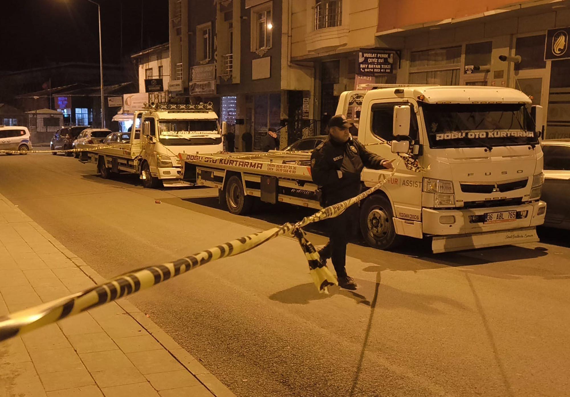 Kars’ta park halindeki iki adet oto kurtarma aracına (çekici), kimliği