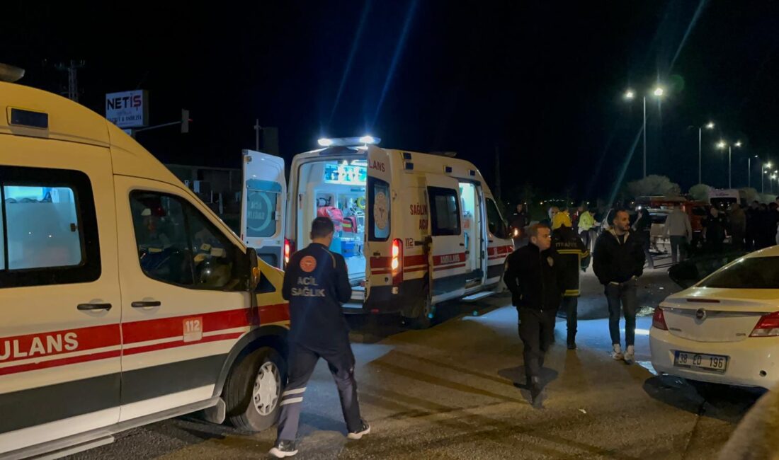 KAYSERİ’nin Kocasinan ilçesinde iki otomobilin çarpışması sonucu meydana gelen trafik