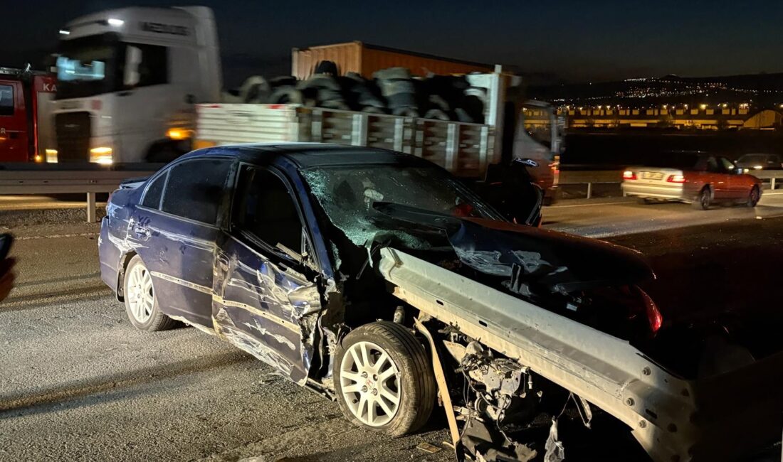 Kayseri’de sürücüsünün kontrolünden çıkan otomobilin yol kenarındaki bariyerlere saplandığı feci