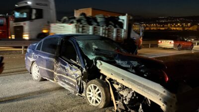 Kayseri’de sürücüsünün kontrolünden çıkan otomobilin yol kenarındaki bariyerlere saplandığı feci