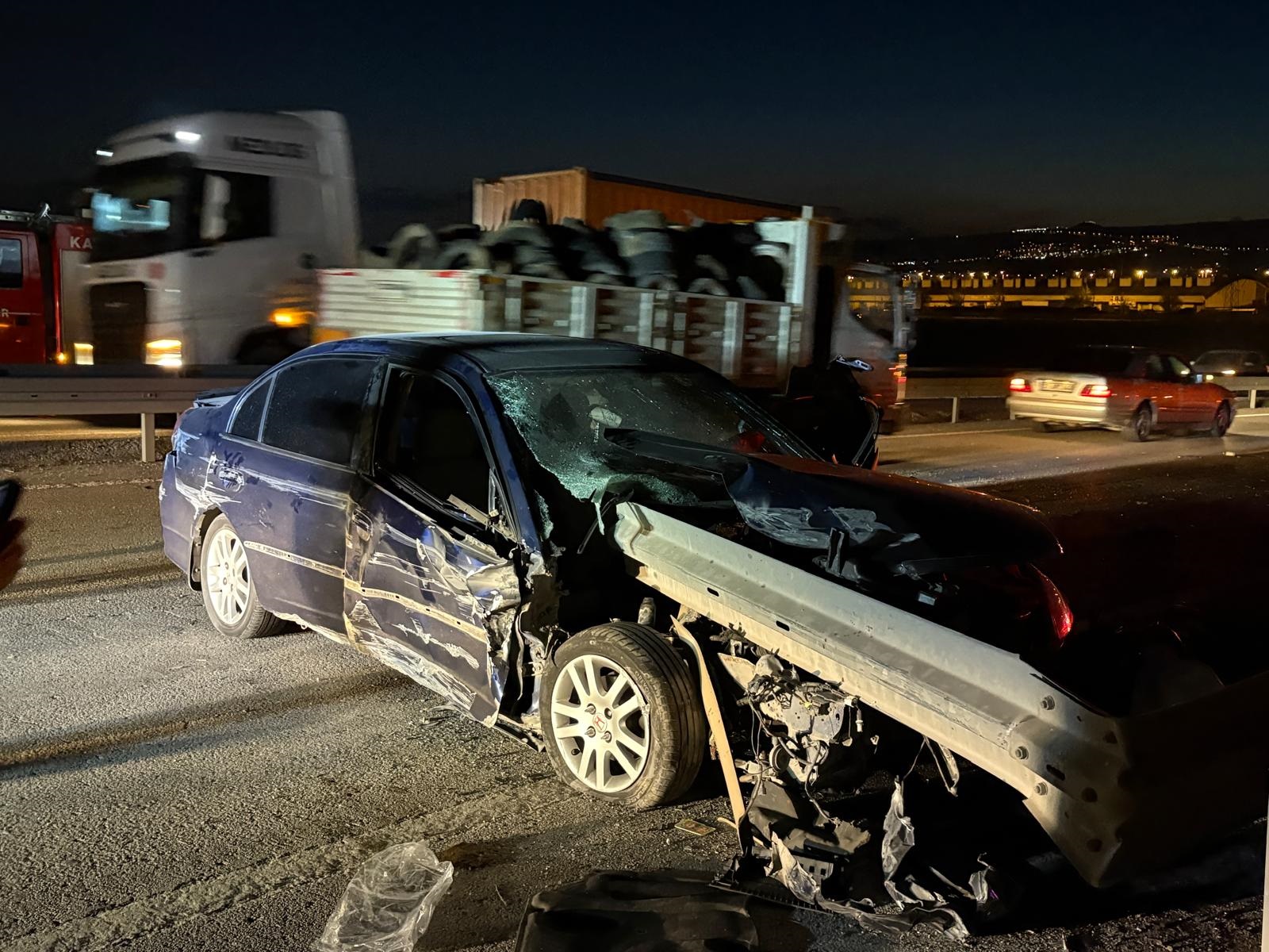 Kayseri’de sürücüsünün kontrolünden çıkan otomobilin yol kenarındaki bariyerlere saplandığı feci