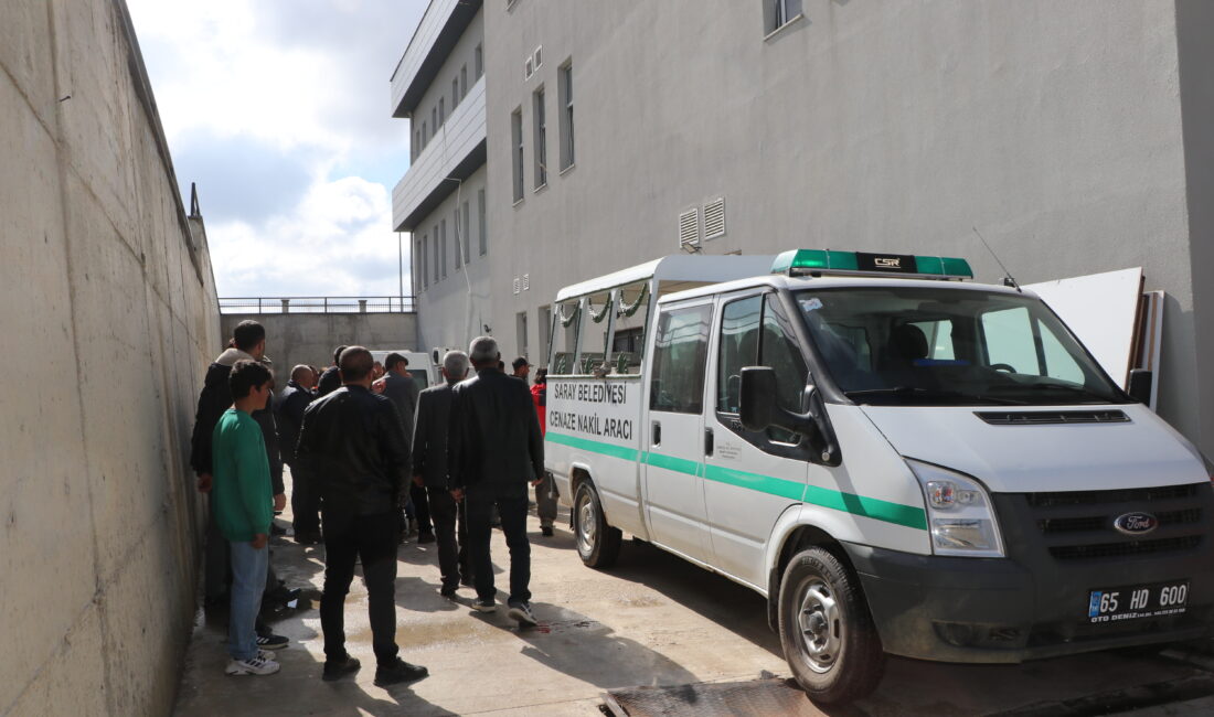 Van’ın Saray ilçesinde, oyun oynadıkları sırada sokak köpeklerinin saldırısına uğrayan