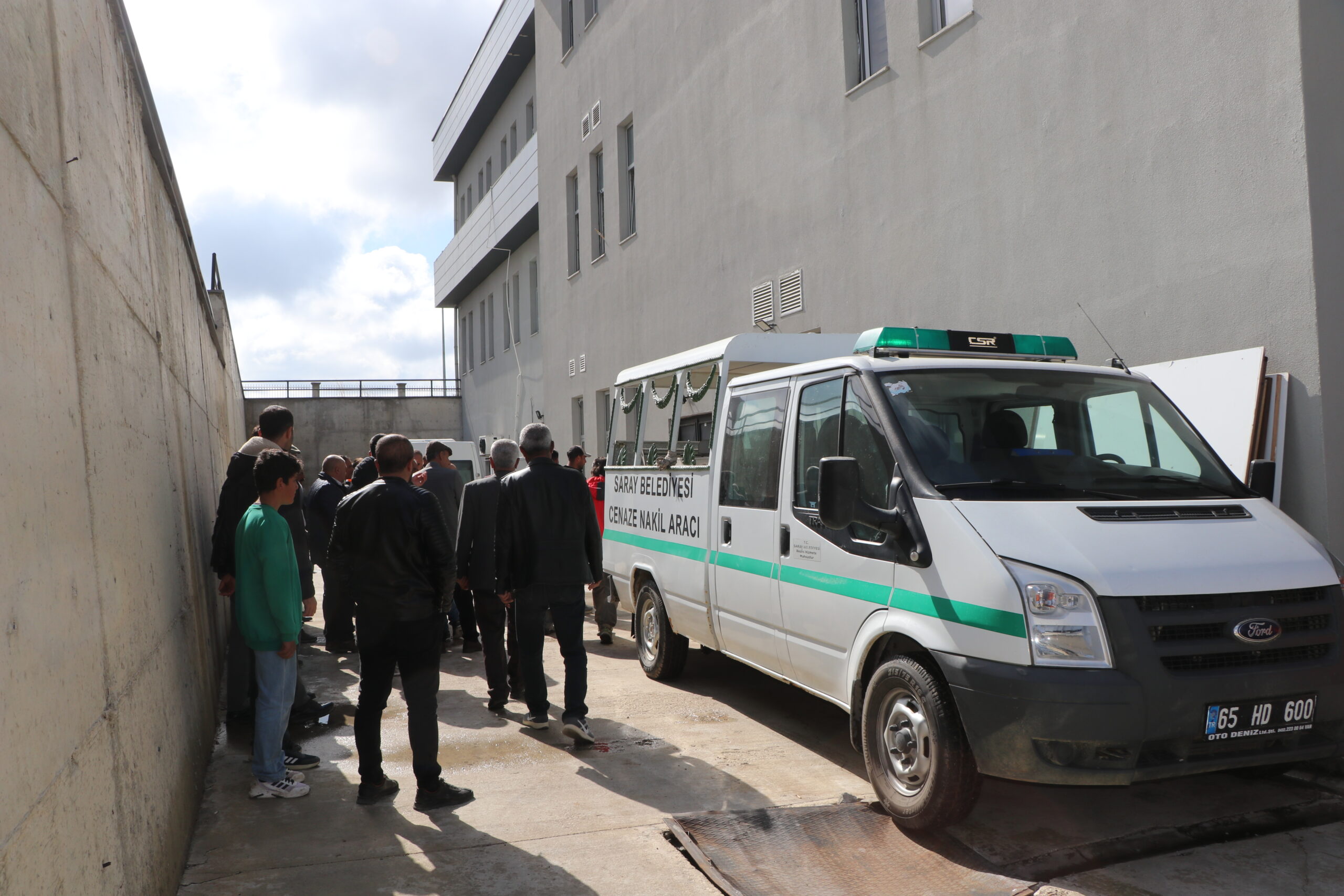 Van’ın Saray ilçesinde, oyun oynadıkları sırada sokak köpeklerinin saldırısına uğrayan