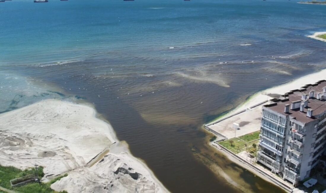 İSTANBUL – Küçükçekmece Gölü ile Marmara Denizi’ni birbirine bağlayan Menekşe