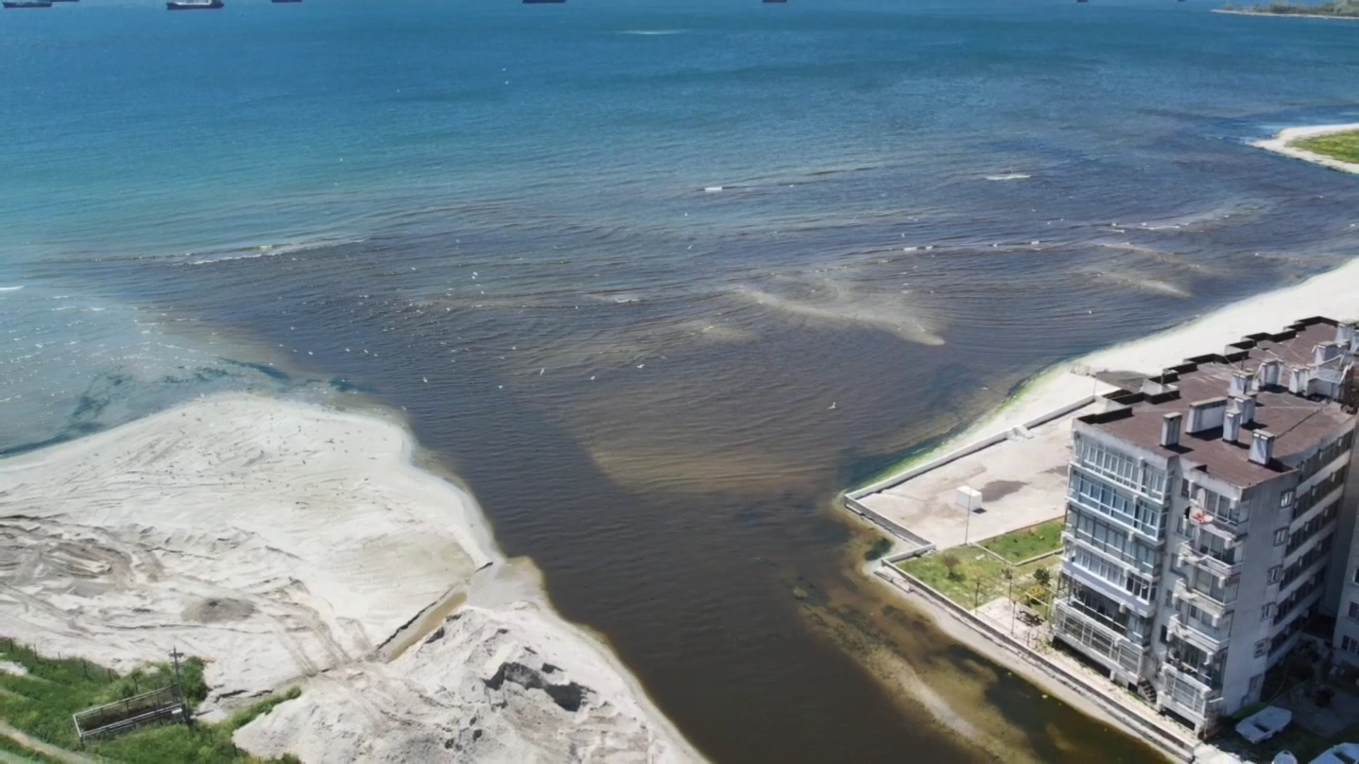 İSTANBUL – Küçükçekmece Gölü ile Marmara Denizi’ni birbirine bağlayan Menekşe