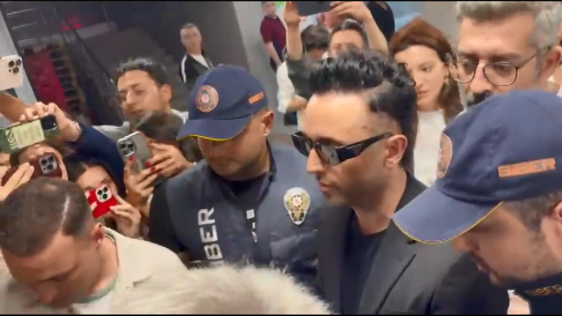 ‘Perperişan’ isimli şarkısının sözlerinde müstehcen betimlemeler yer aldığı ve bu