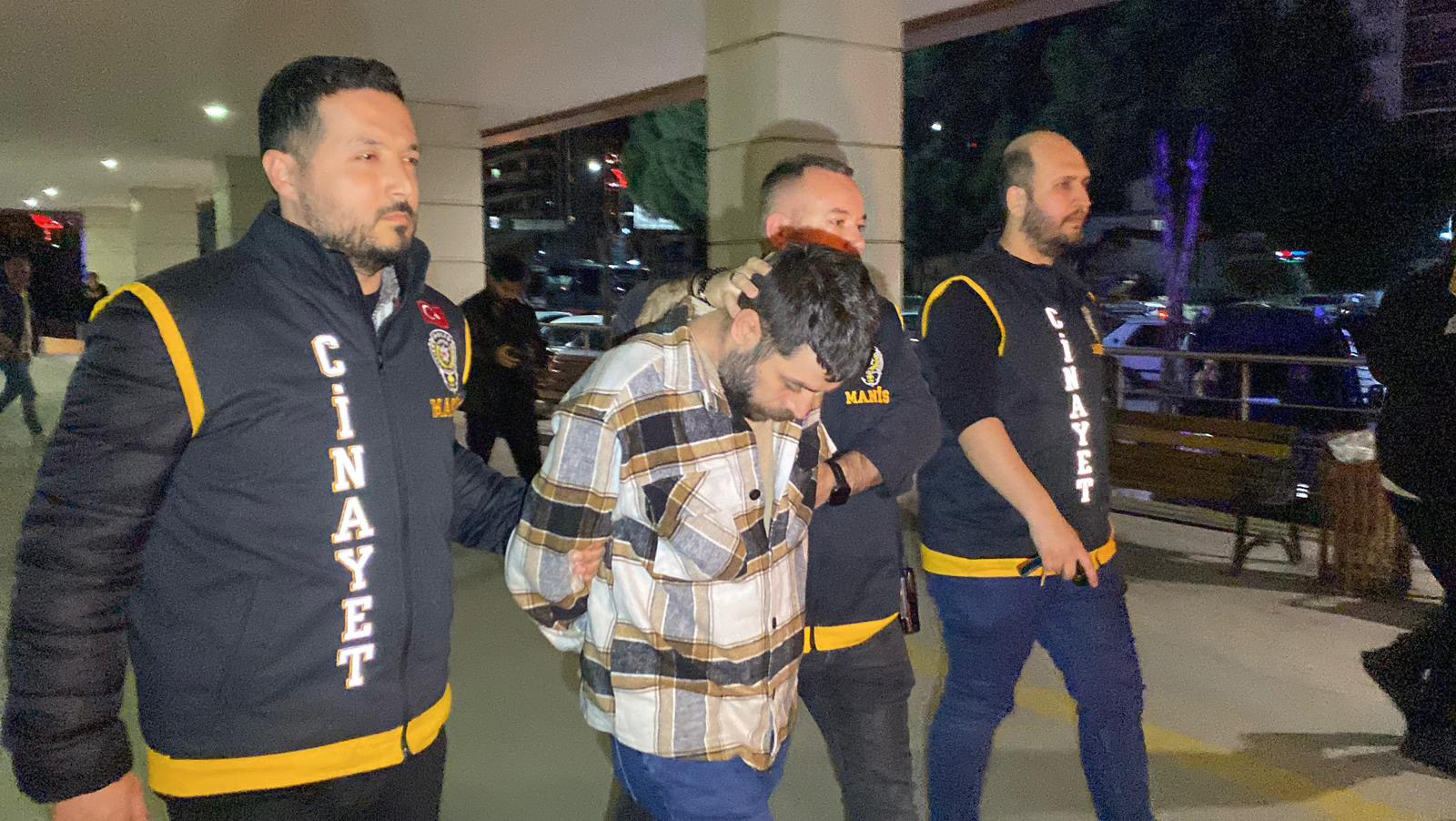 Manisa’nın Yunusemre ilçesinde evinde boğularak öldürülen 69 yaşındaki Mürşide Böcüne