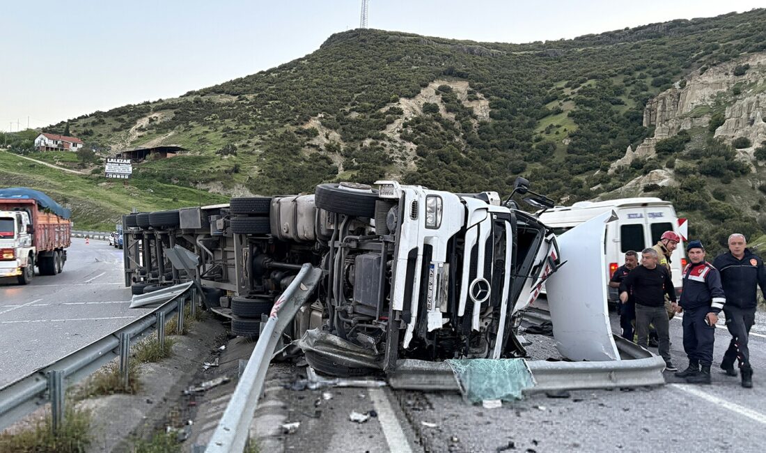 Manisa’nın Kula ilçesinde sürücüsünün kontrolünden çıkan bir TIR, refüjdeki bariyerlere