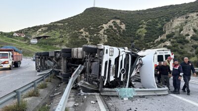 Manisa’nın Kula ilçesinde sürücüsünün kontrolünden çıkan bir TIR, refüjdeki bariyerlere