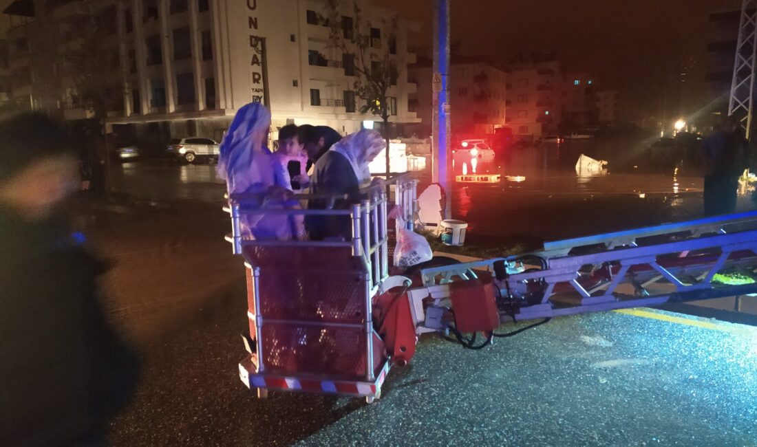 Mardin’in Midyat ilçesinde etkili olan kuvvetli sağanak yağış, hayatı felç