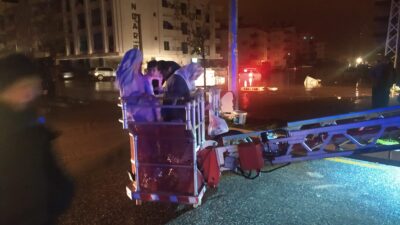 Mardin’in Midyat ilçesinde etkili olan kuvvetli sağanak yağış, hayatı felç