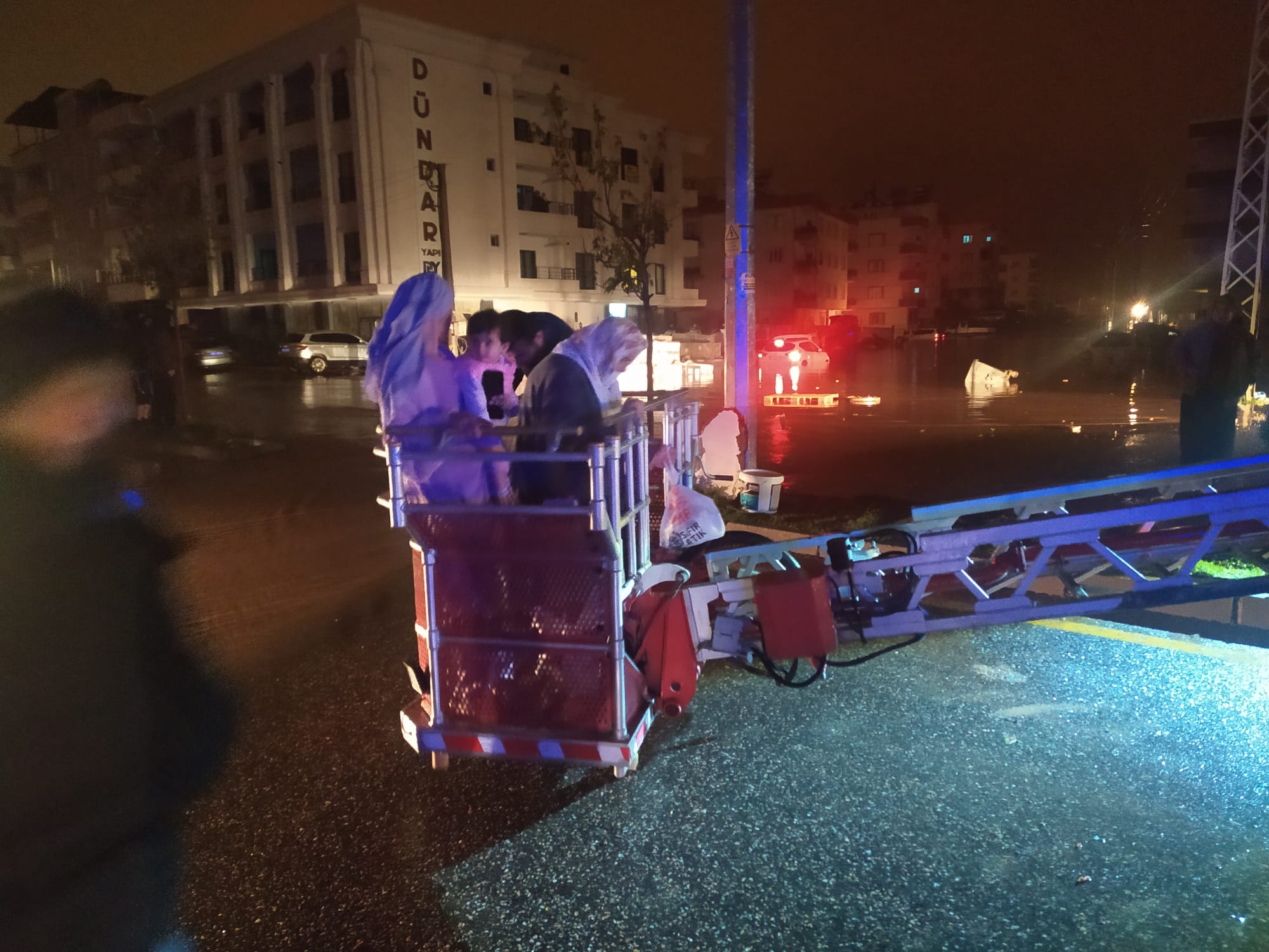 Mardin’in Midyat ilçesinde etkili olan kuvvetli sağanak yağış, hayatı felç