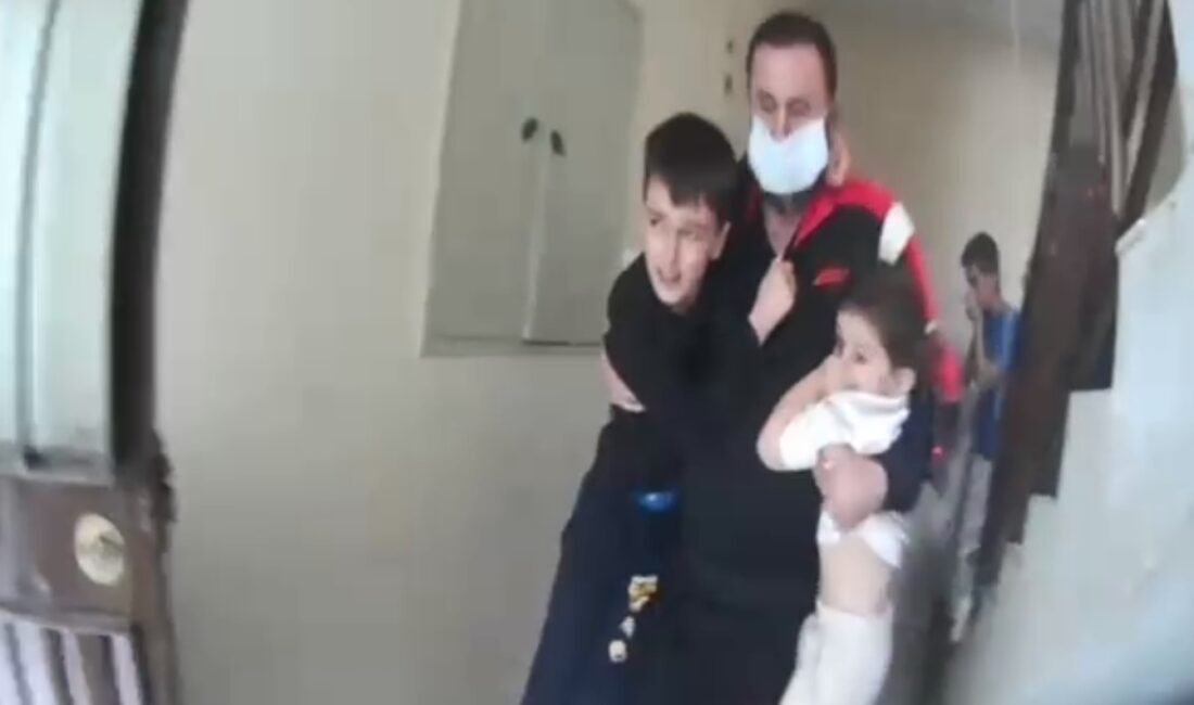 Mersin’in Toroslar ilçesinde 4 katlı bir binada çıkan yangın paniğe