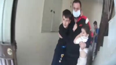 Mersin’in Toroslar ilçesinde 4 katlı bir binada çıkan yangın paniğe