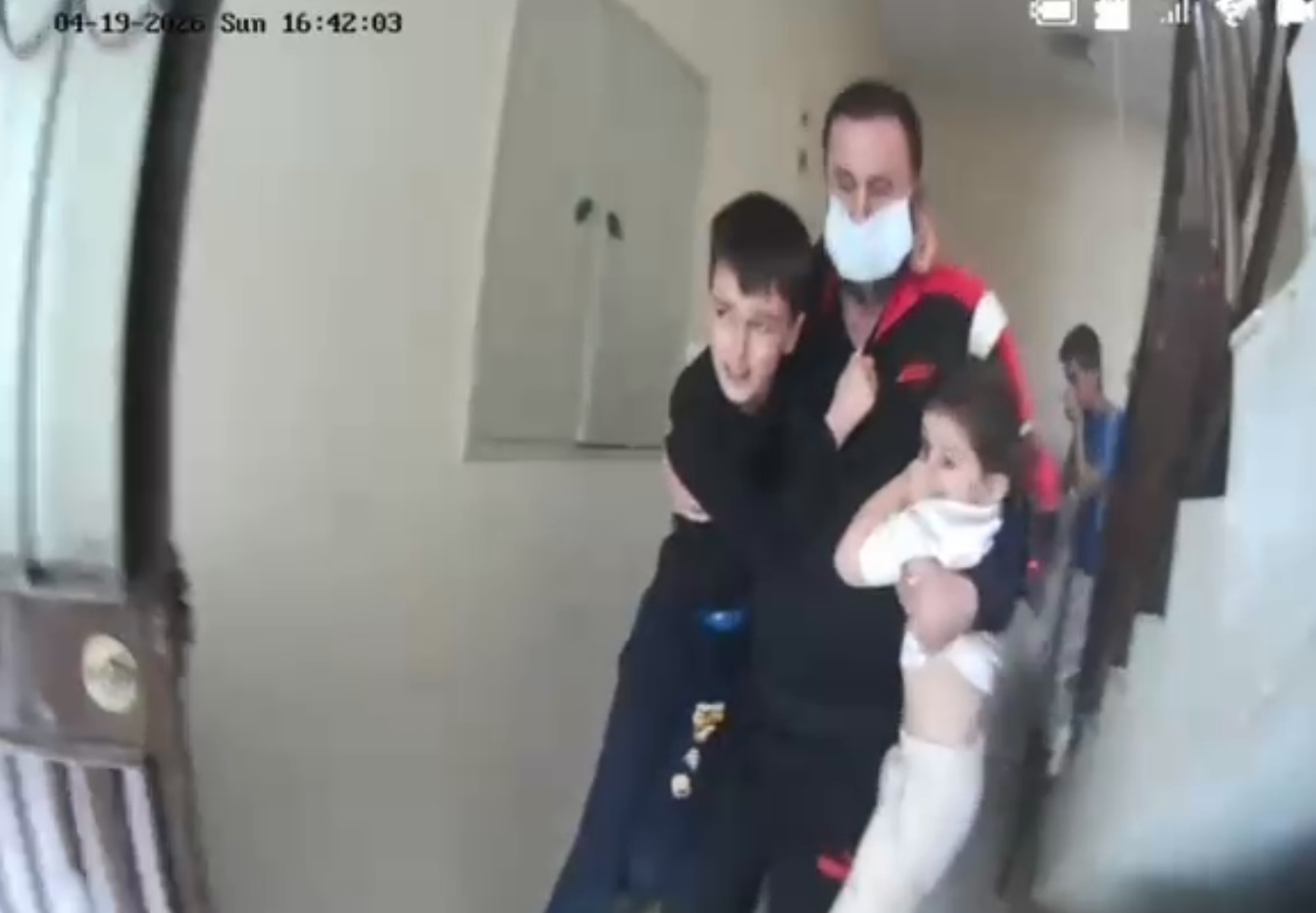 Mersin’in Toroslar ilçesinde 4 katlı bir binada çıkan yangın paniğe