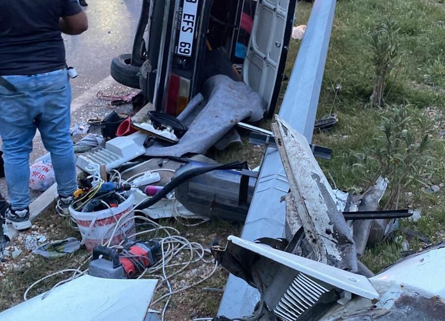 Mersin’in Erdemli ilçesinde D-400 karayolunda meydana gelen trafik kazasında, hafif