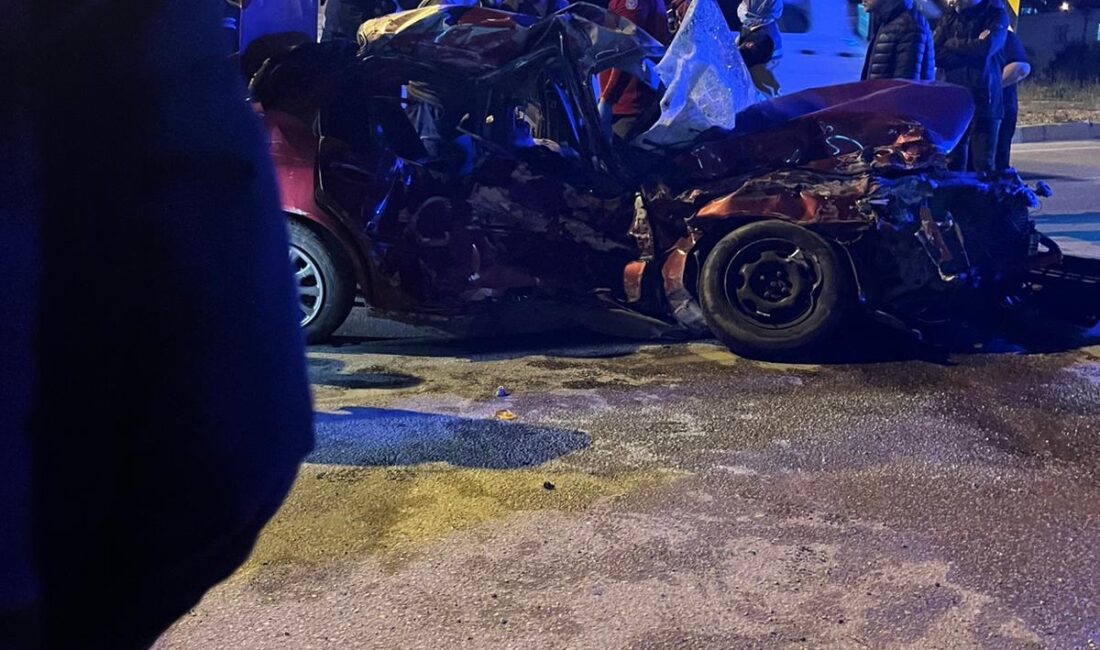 Mersin’in Silifke ilçesinde minibüs ile otomobilin kavşakta çarpışması sonucu meydana
