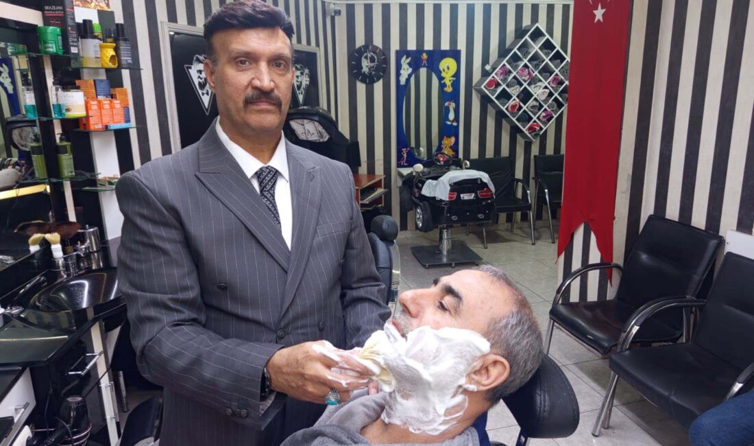 Hatay’ın Reyhanlı ilçesinde mesleğine tutkuyla bağlı olan 56 yaşındaki berber