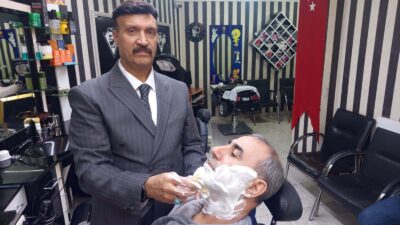 Hatay’ın Reyhanlı ilçesinde mesleğine tutkuyla bağlı olan 56 yaşındaki berber