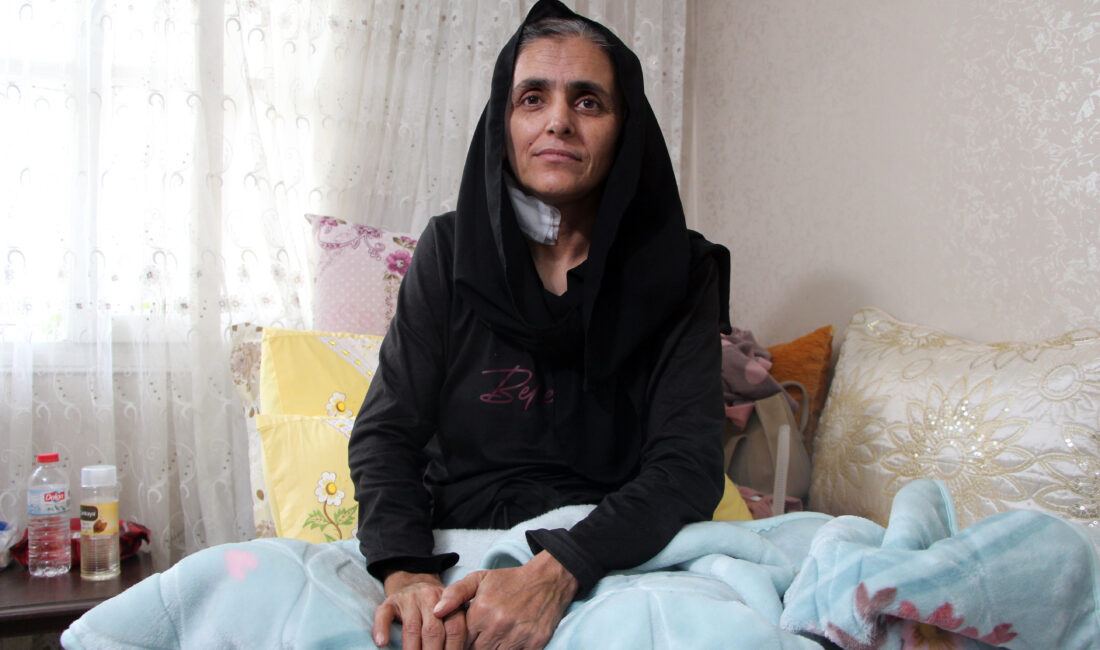 Adana’da kendilerini polis olarak tanıtıp evlerine girdikleri aileyi silikon maskelerle