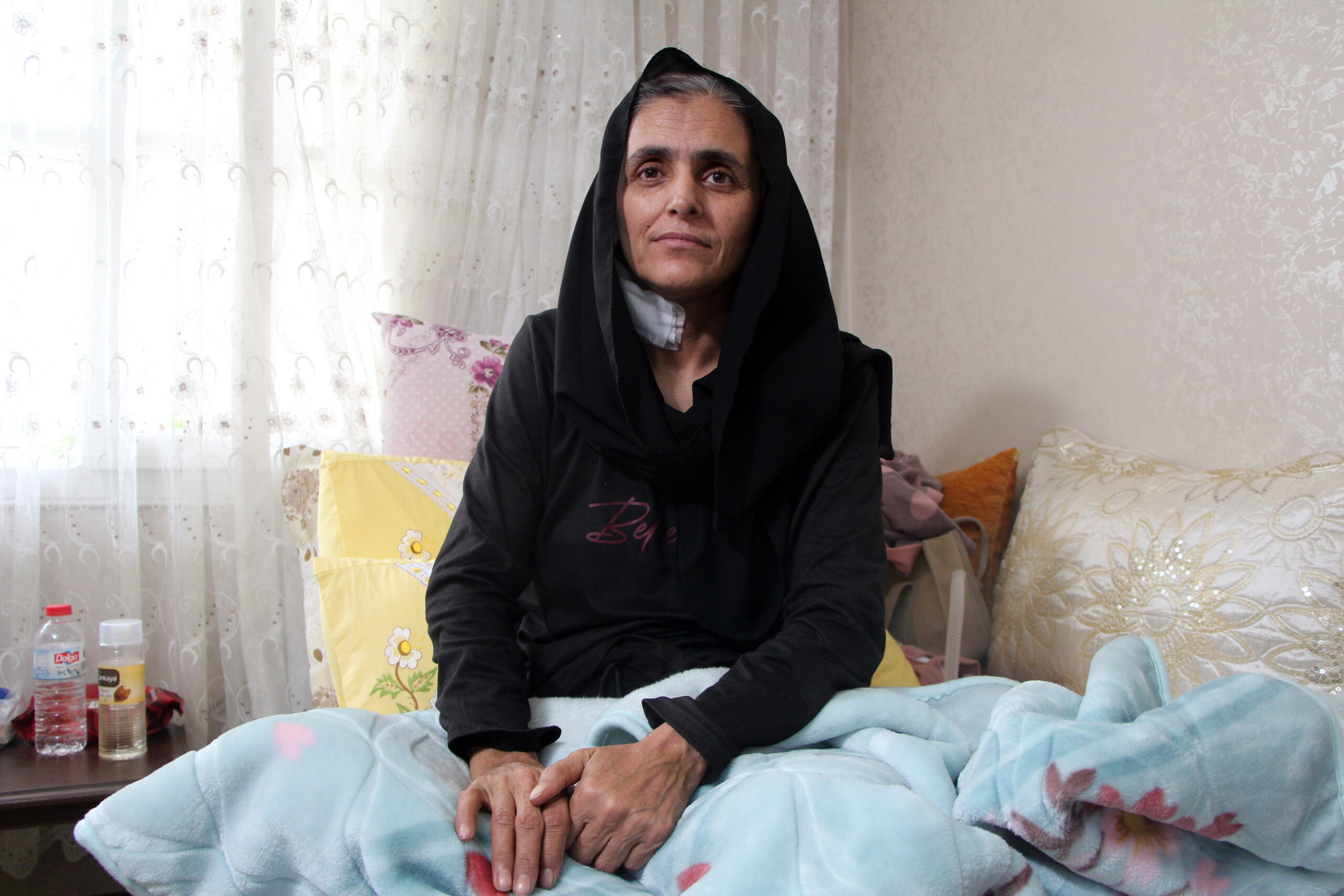 Adana’da kendilerini polis olarak tanıtıp evlerine girdikleri aileyi silikon maskelerle