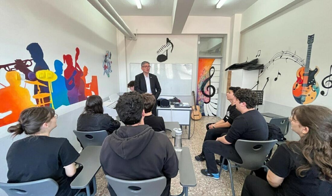 İzmir’de görev yapan müzik öğretmeni Onur Özbay, 22 yıl önce