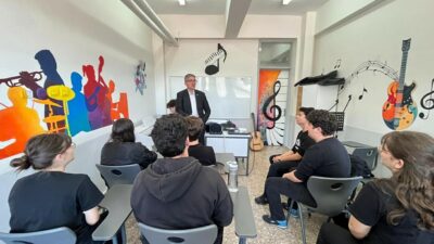 İzmir’de görev yapan müzik öğretmeni Onur Özbay, 22 yıl önce