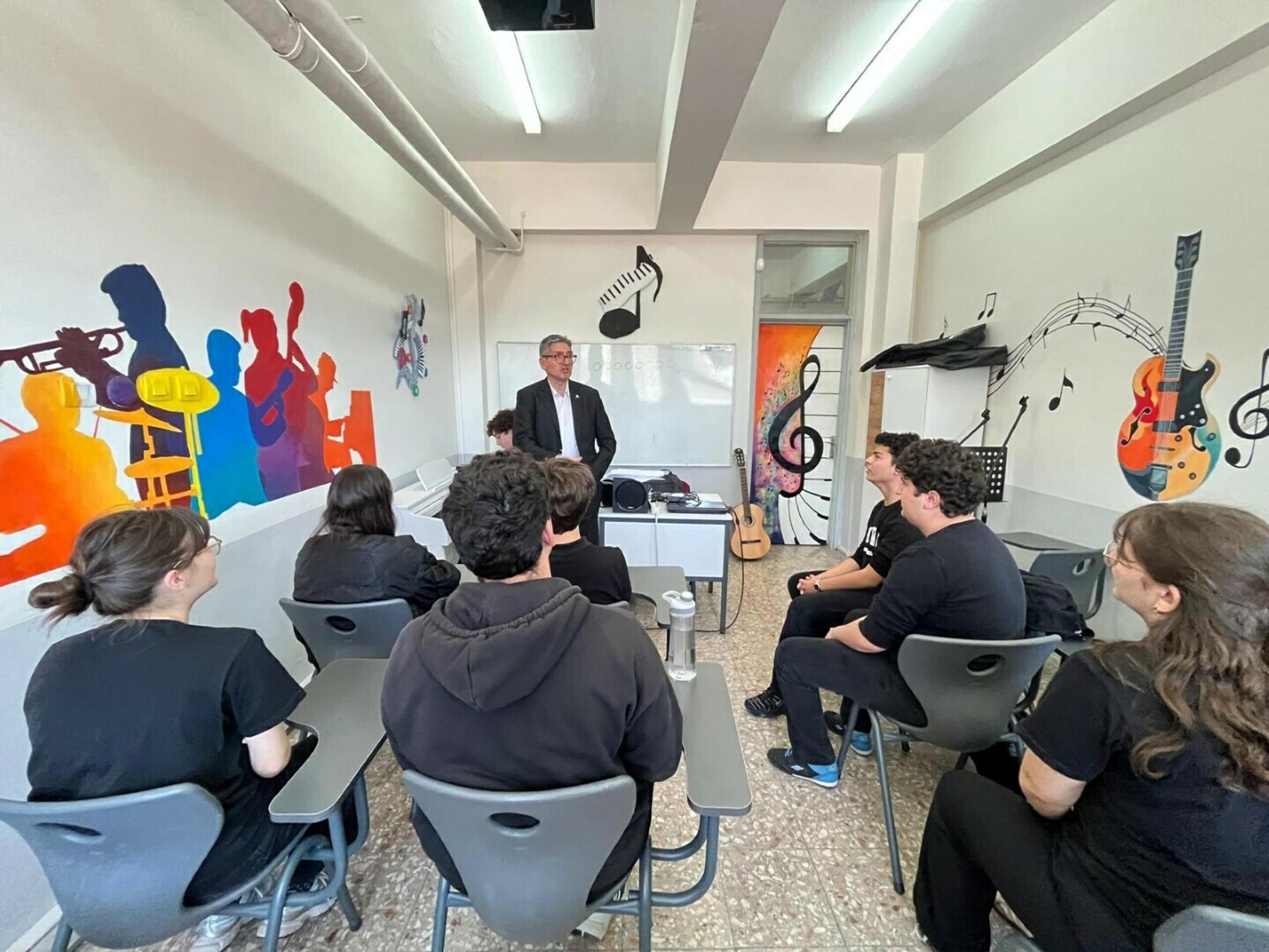 İzmir’de görev yapan müzik öğretmeni Onur Özbay, 22 yıl önce