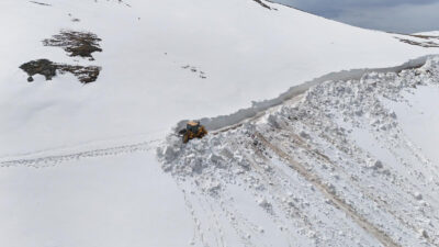 Ordu’nun yüksek kesimlerinde kış mevsiminden kalan dev kar kütlelerini temizlemek