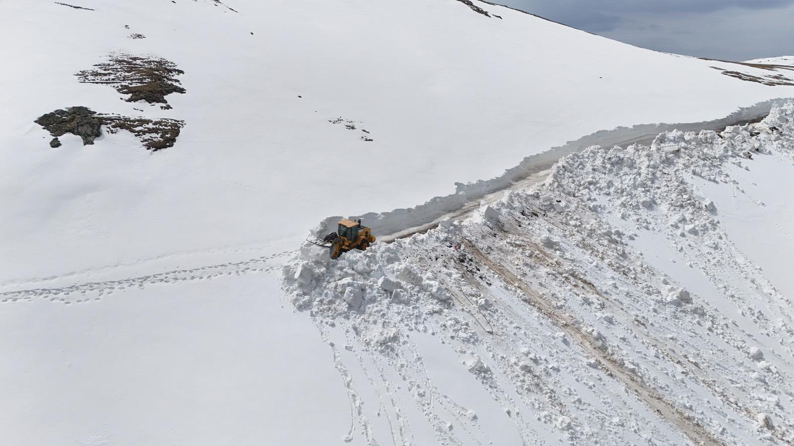 Ordu’nun yüksek kesimlerinde kış mevsiminden kalan dev kar kütlelerini temizlemek