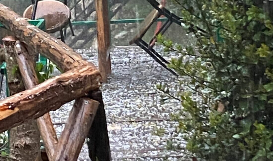 Osmaniye’nin Kadirli ilçesinin yüksek kesimlerinde etkili olan sağanak ve dolu