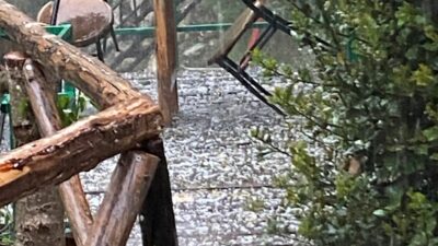 Osmaniye’nin Kadirli ilçesinin yüksek kesimlerinde etkili olan sağanak ve dolu