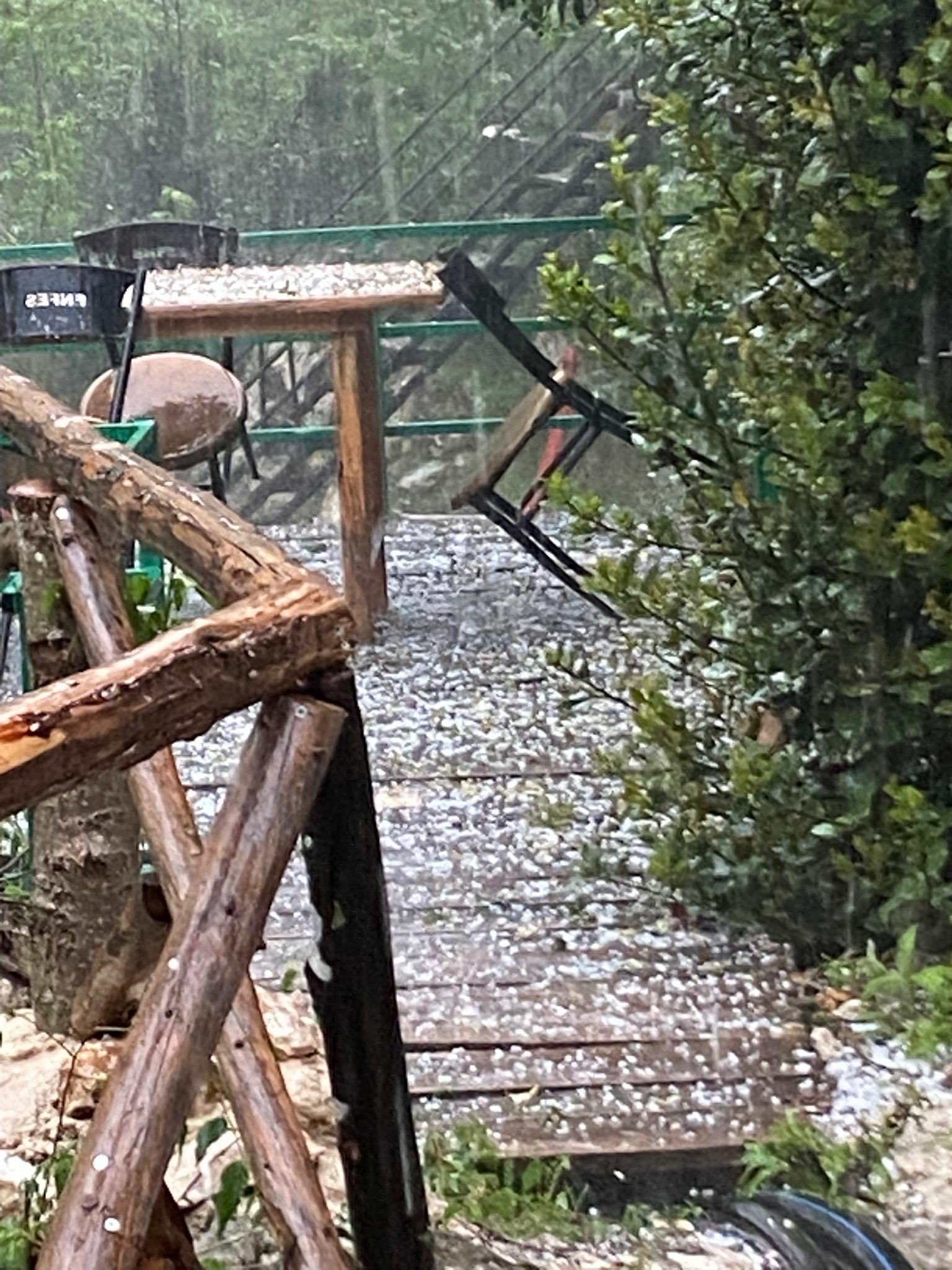 Osmaniye’nin Kadirli ilçesinin yüksek kesimlerinde etkili olan sağanak ve dolu