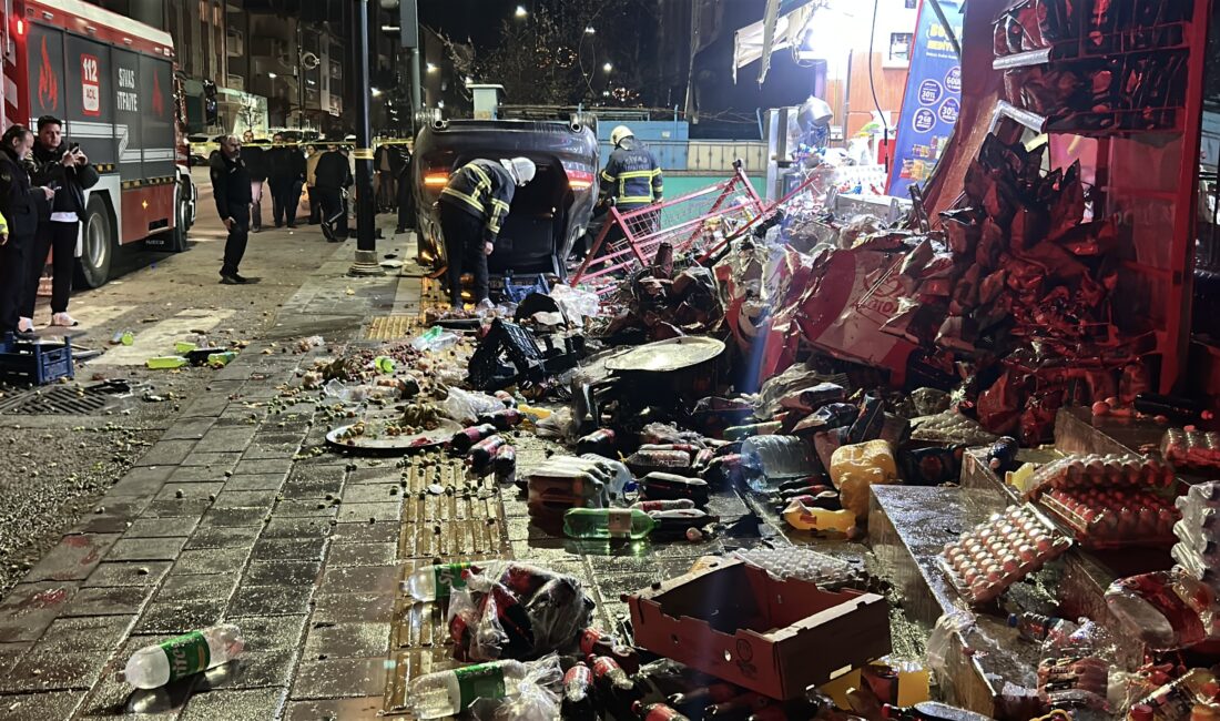 Sivas’ta kontrolden çıkan bir otomobilin market ve kuruyemiş dükkanına çarptıktan