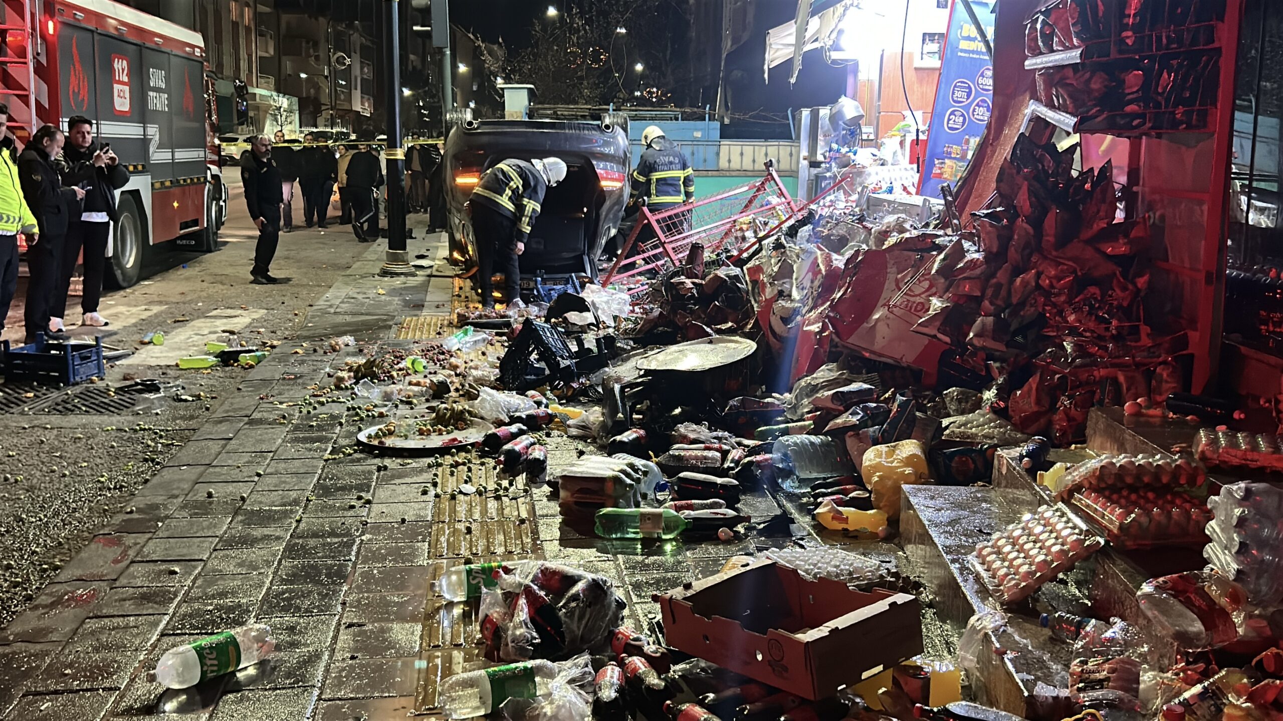 Sivas’ta kontrolden çıkan bir otomobilin market ve kuruyemiş dükkanına çarptıktan