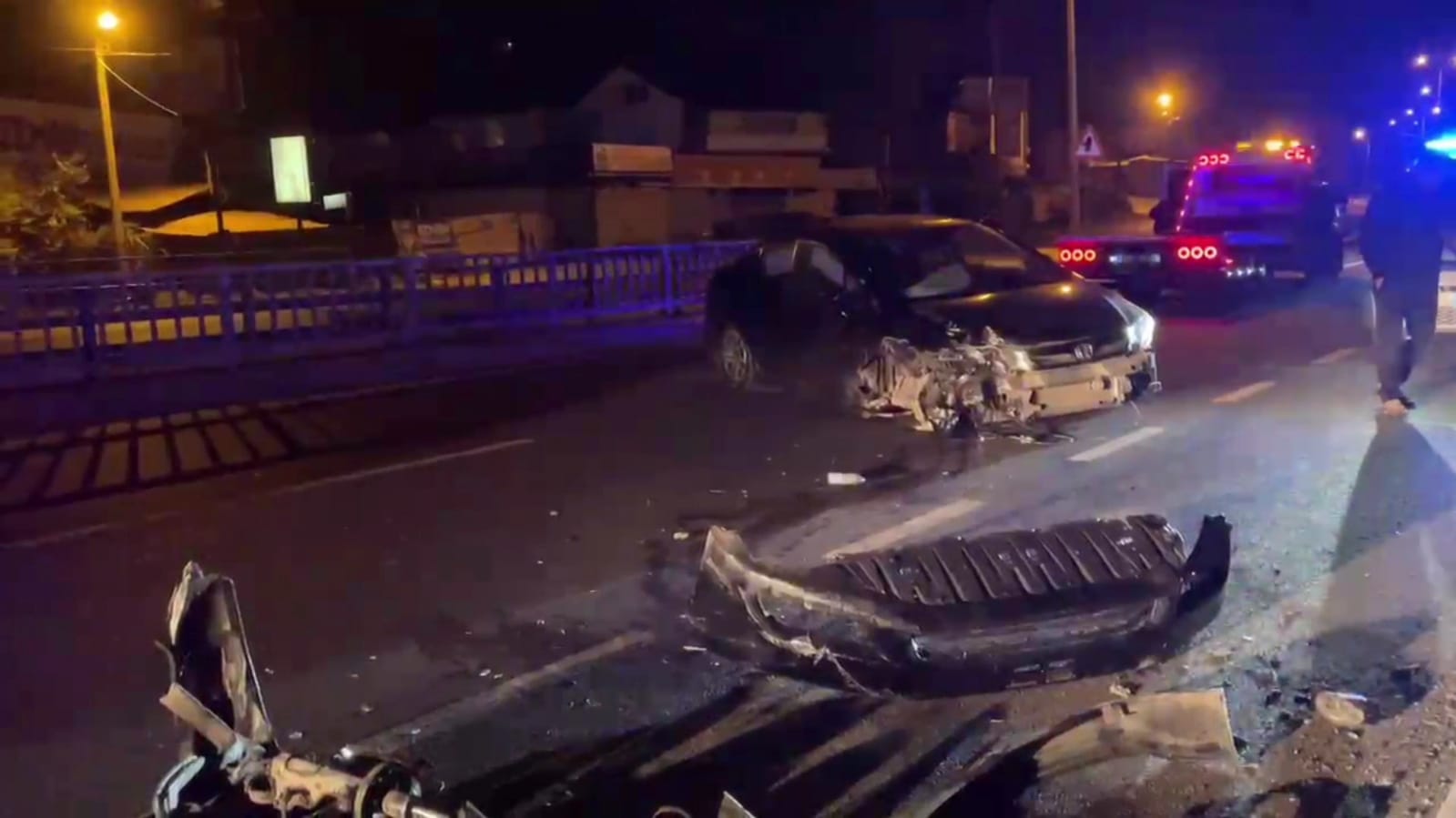 Düzce’de köprü üzerinde kontrolden çıkarak demir korkuluklara çarpan otomobilde bulunan