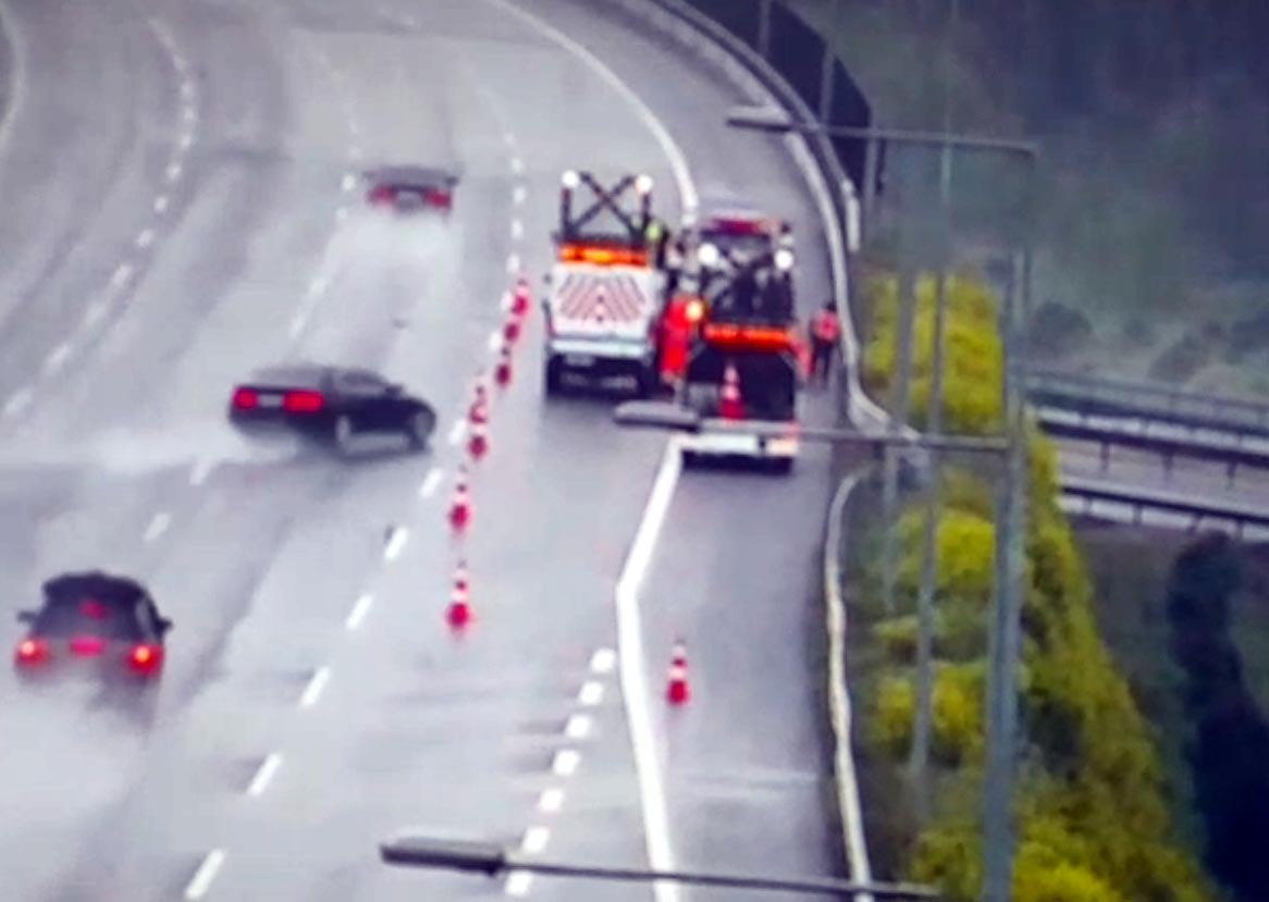 Sakarya’nın Akyazı ilçesinde, Kuzey Marmara Otoyolu geçişinde kontrolden çıkan bir