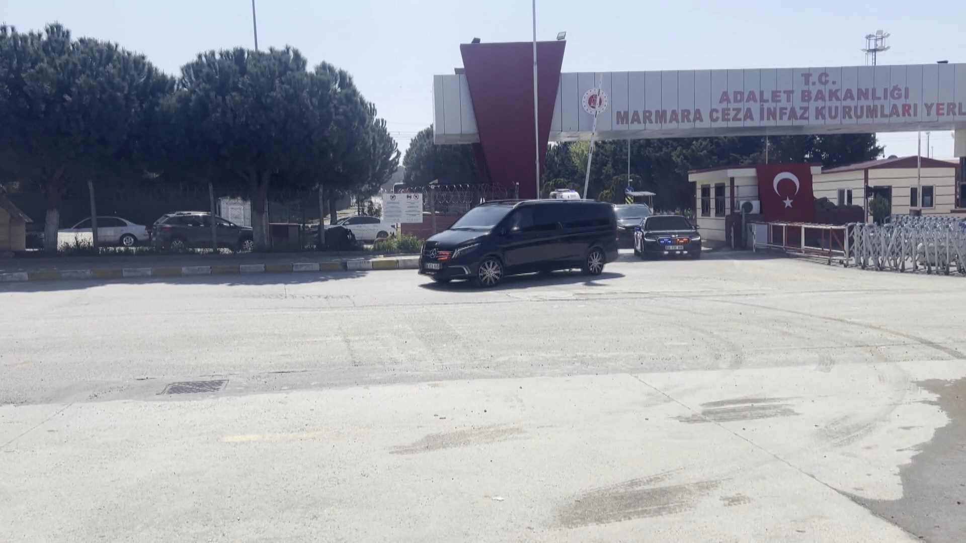 Cumhuriyet Halk Partisi (CHP) Genel Başkanı Özgür Özel, İstanbul Büyükşehir