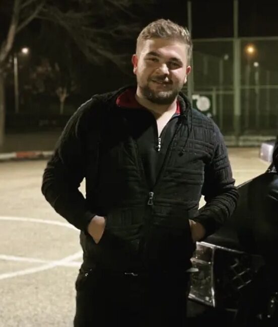 BURSA – İnegöl ilçesinde arkadaşlarıyla birlikte otomobil içerisinde uyuyan 22