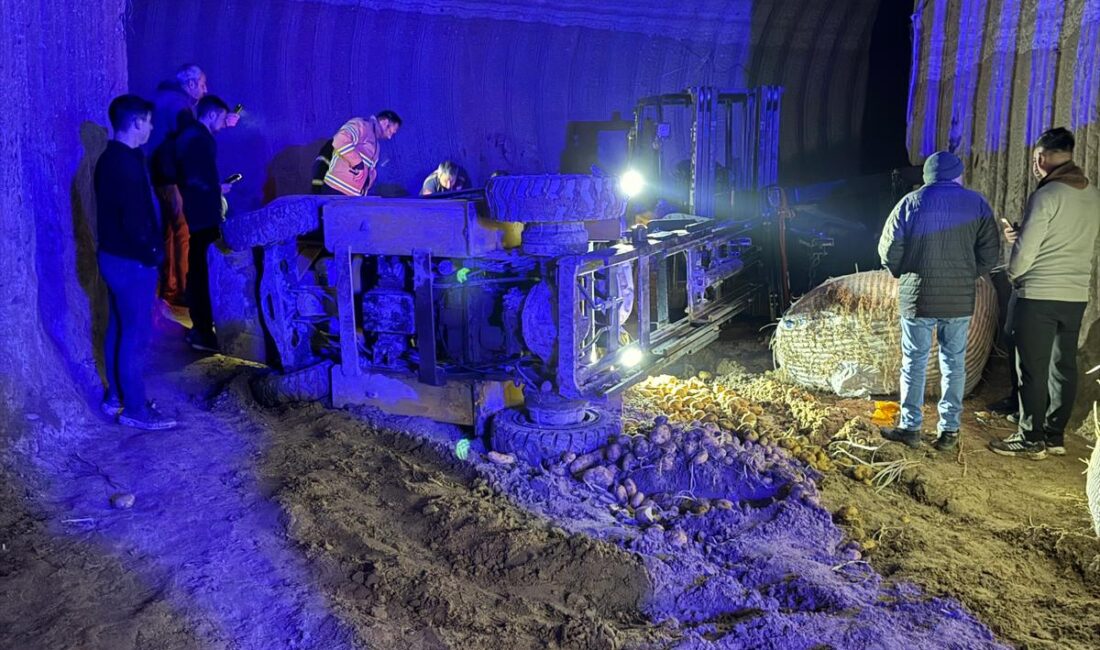 Nevşehir’de kayadan oyma patates deposunda meydana gelen kazada, devrilen forkliftin