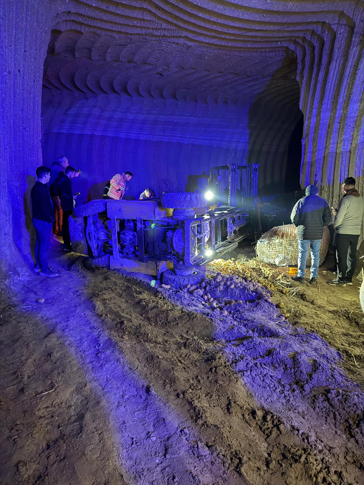 Nevşehir’de kayadan oyma patates deposunda meydana gelen kazada, devrilen forkliftin