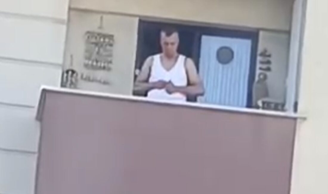 Pendik’te evinin balkonunda silah şarjörüne mermi doldurduğu anları sosyal medyada