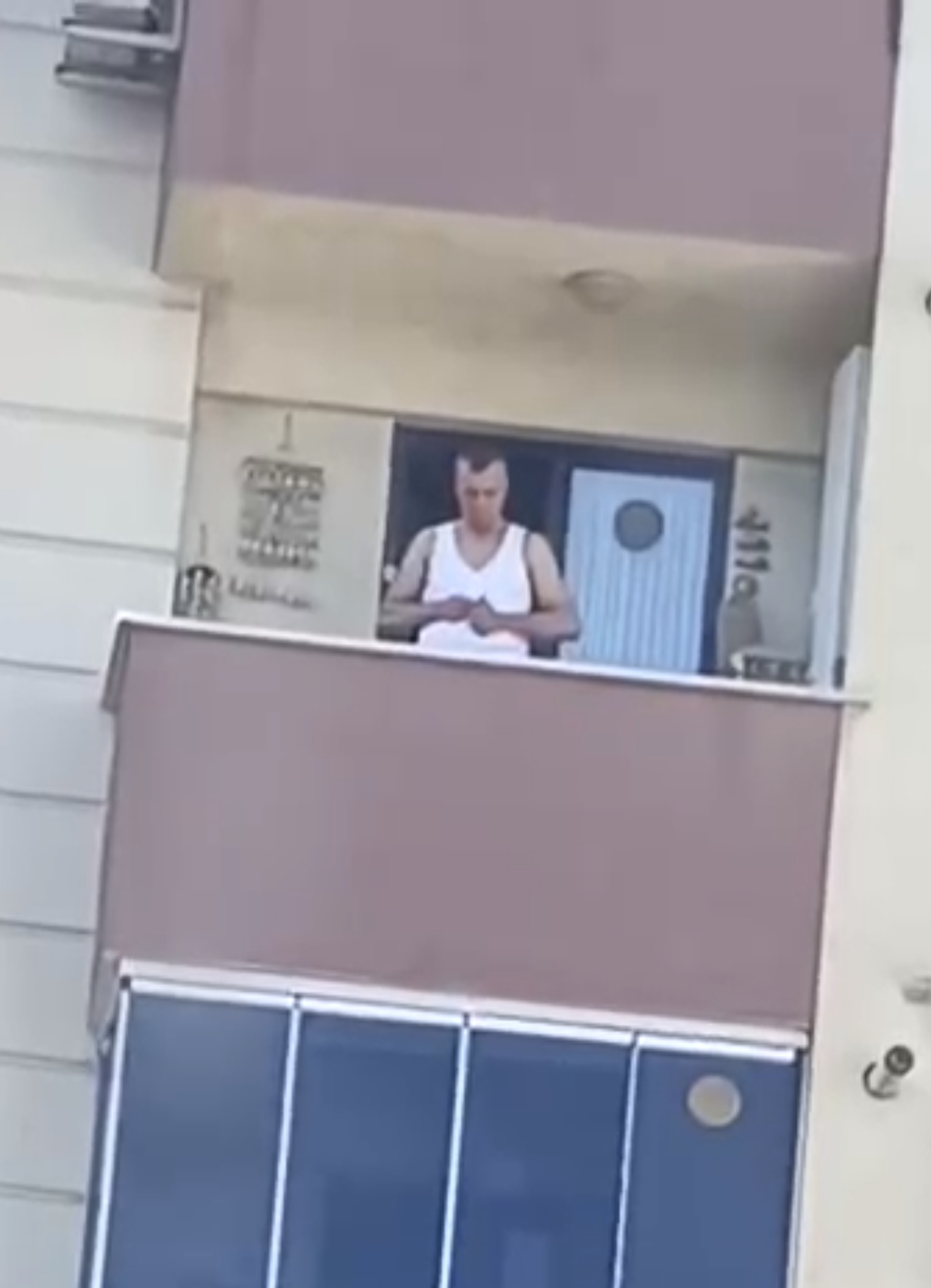 Pendik’te evinin balkonunda silah şarjörüne mermi doldurduğu anları sosyal medyada