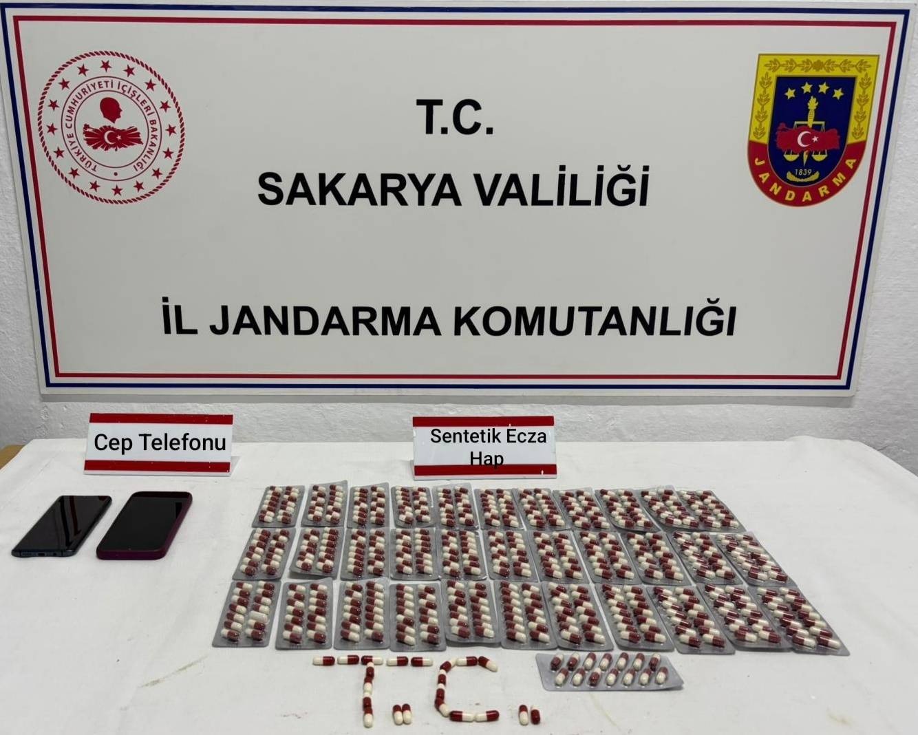 Sakarya’nın üç farklı ilçesinde jandarma ekipleri tarafından düzenlenen uyuşturucu operasyonunda
