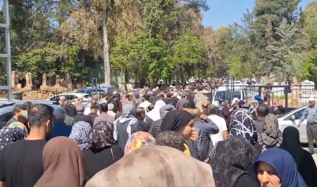 Şanlıurfa’nın Birecik ilçesinde 3 aracın karıştığı zincirleme trafik kazasında yaşamını