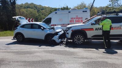 Sakarya’nın Sapanca ilçesinde, AFAD’a ait kamyonet ile bir otomobilin kafa