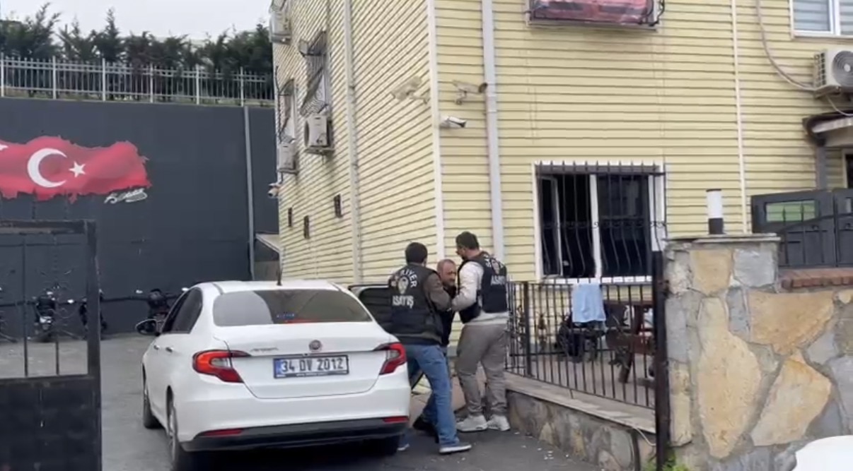 İstanbul Sarıyer’de polis ekiplerinin gerçekleştirdiği rutin denetimler, yıllardır aranan bir