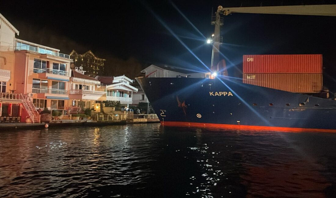 İstanbul Boğazı’nda gece yarısı korku dolu anlar yaşandı. Dümen arızası