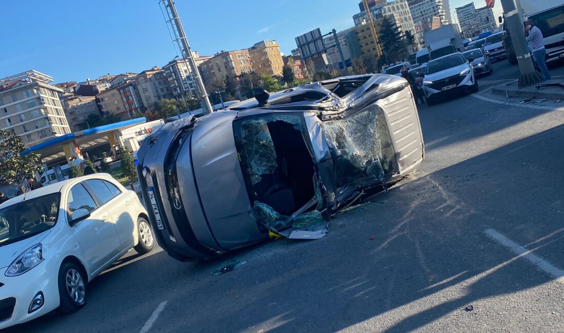 KAĞITHANE Seyrantepe’de kontrolden çıkarak trafik levhasına çarpan ve takla atan